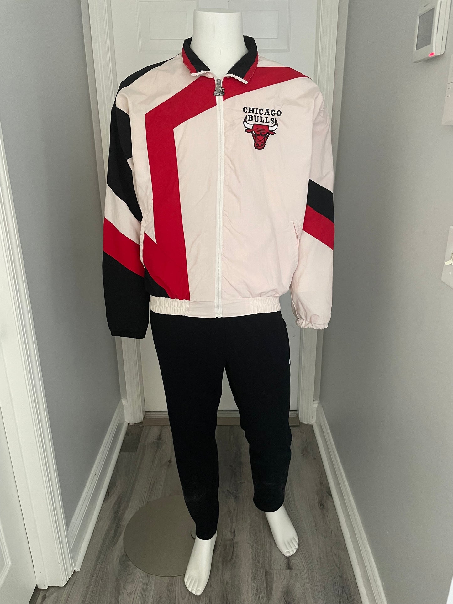 Vintage Chicago Bulls STARTER windbreaker size MEDIUM